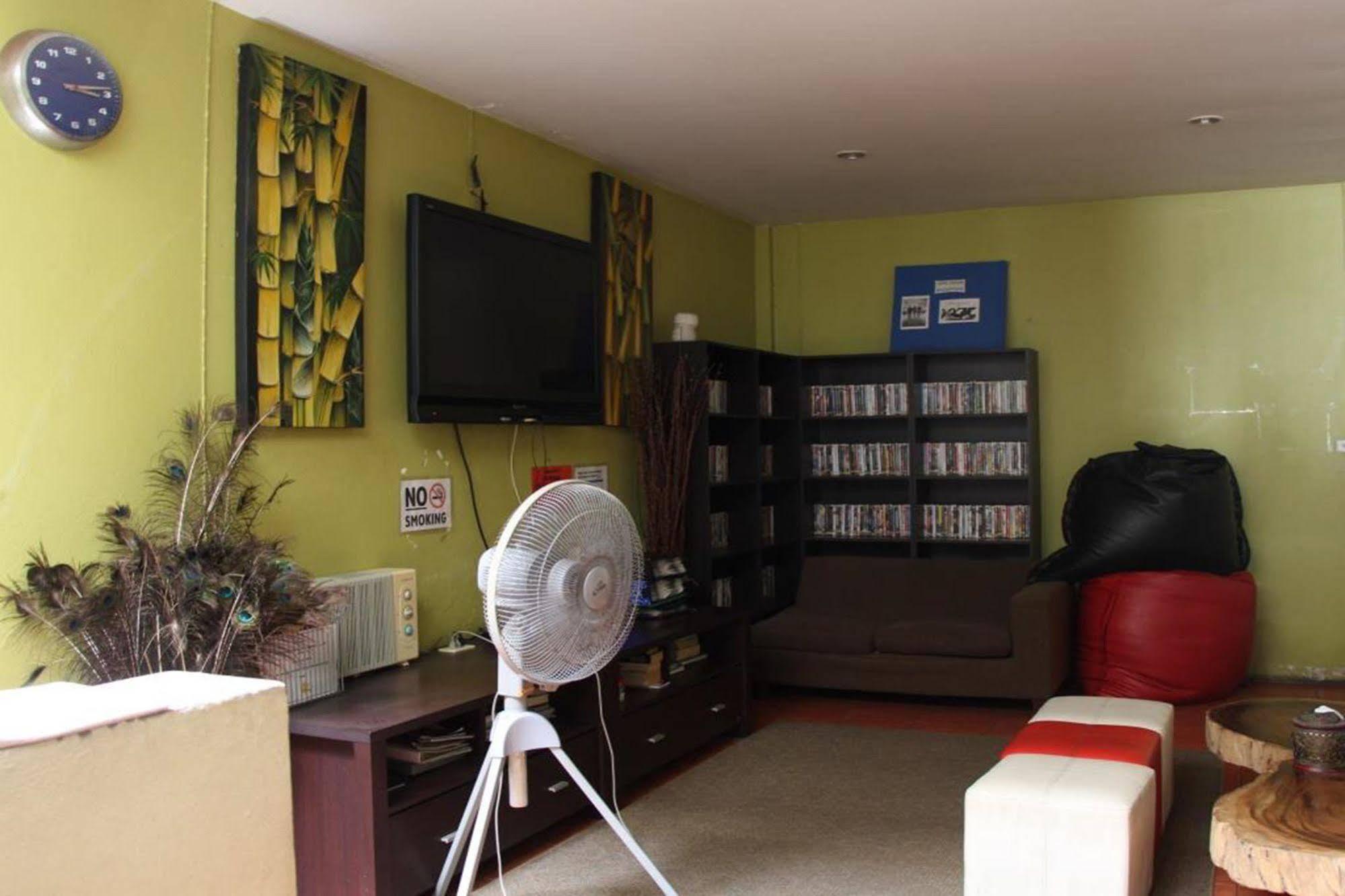 OYO 1054 Phuket Backpacker Hostel Eksteriør bilde