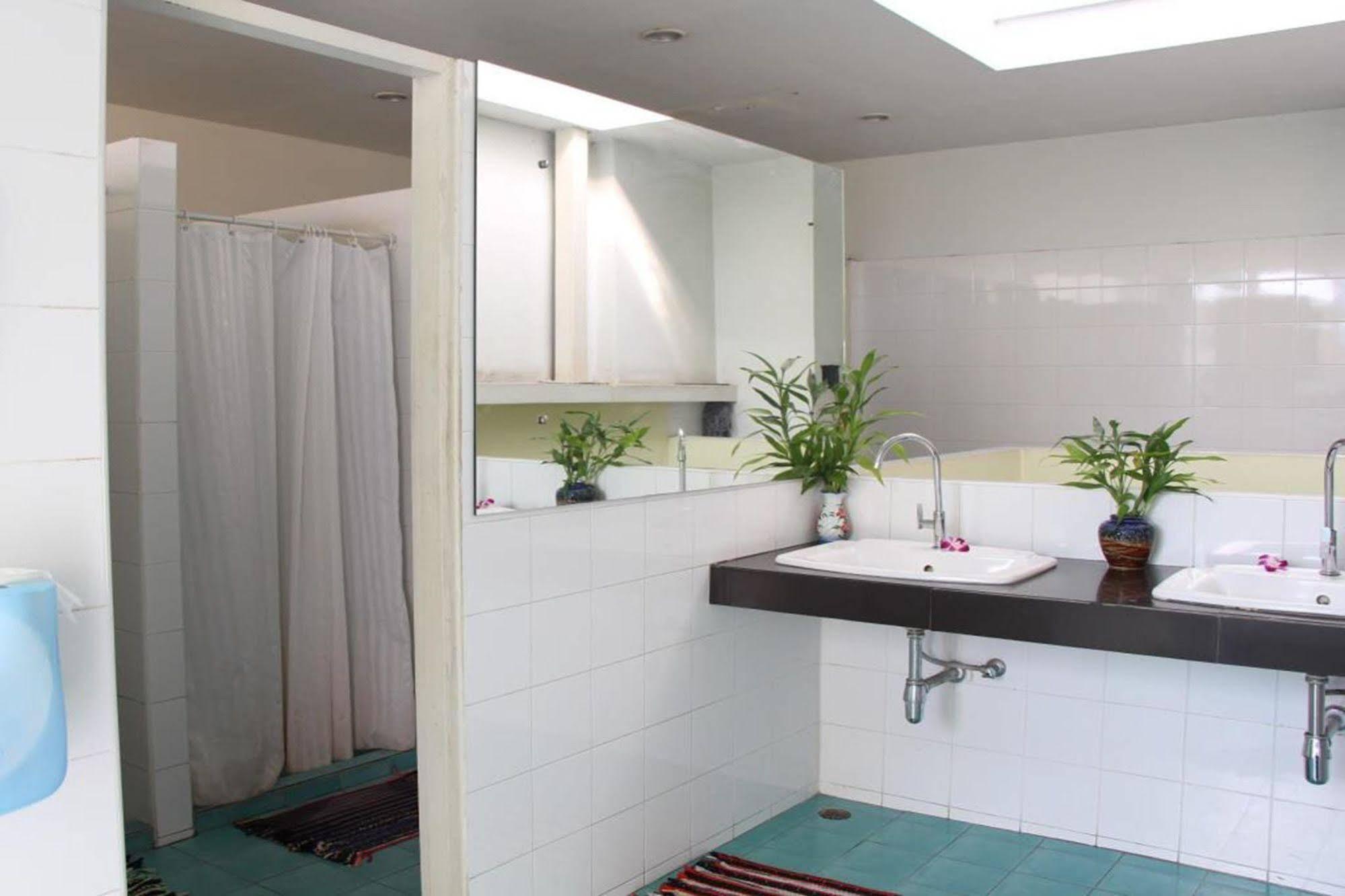 OYO 1054 Phuket Backpacker Hostel Eksteriør bilde