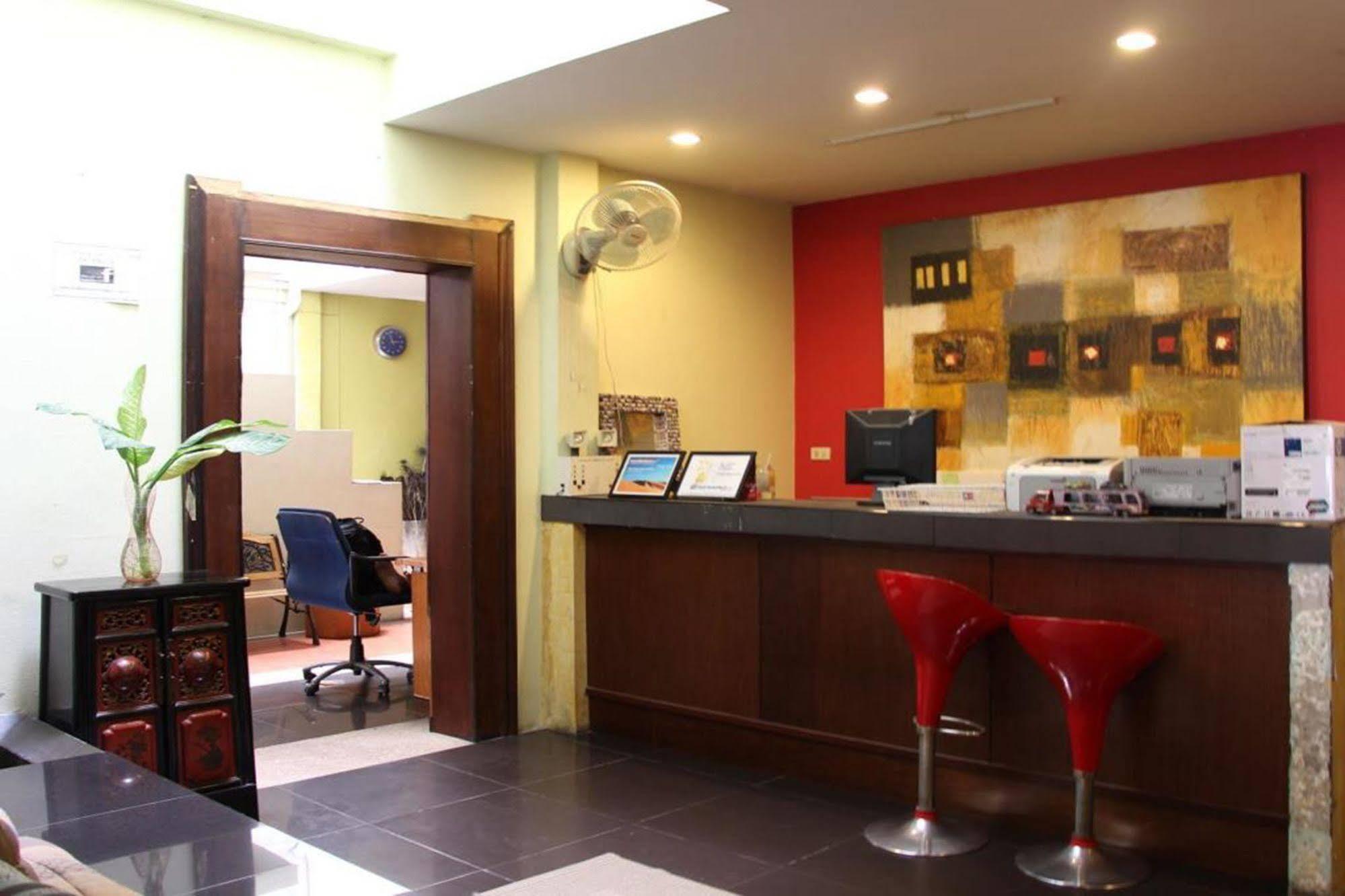 OYO 1054 Phuket Backpacker Hostel Eksteriør bilde