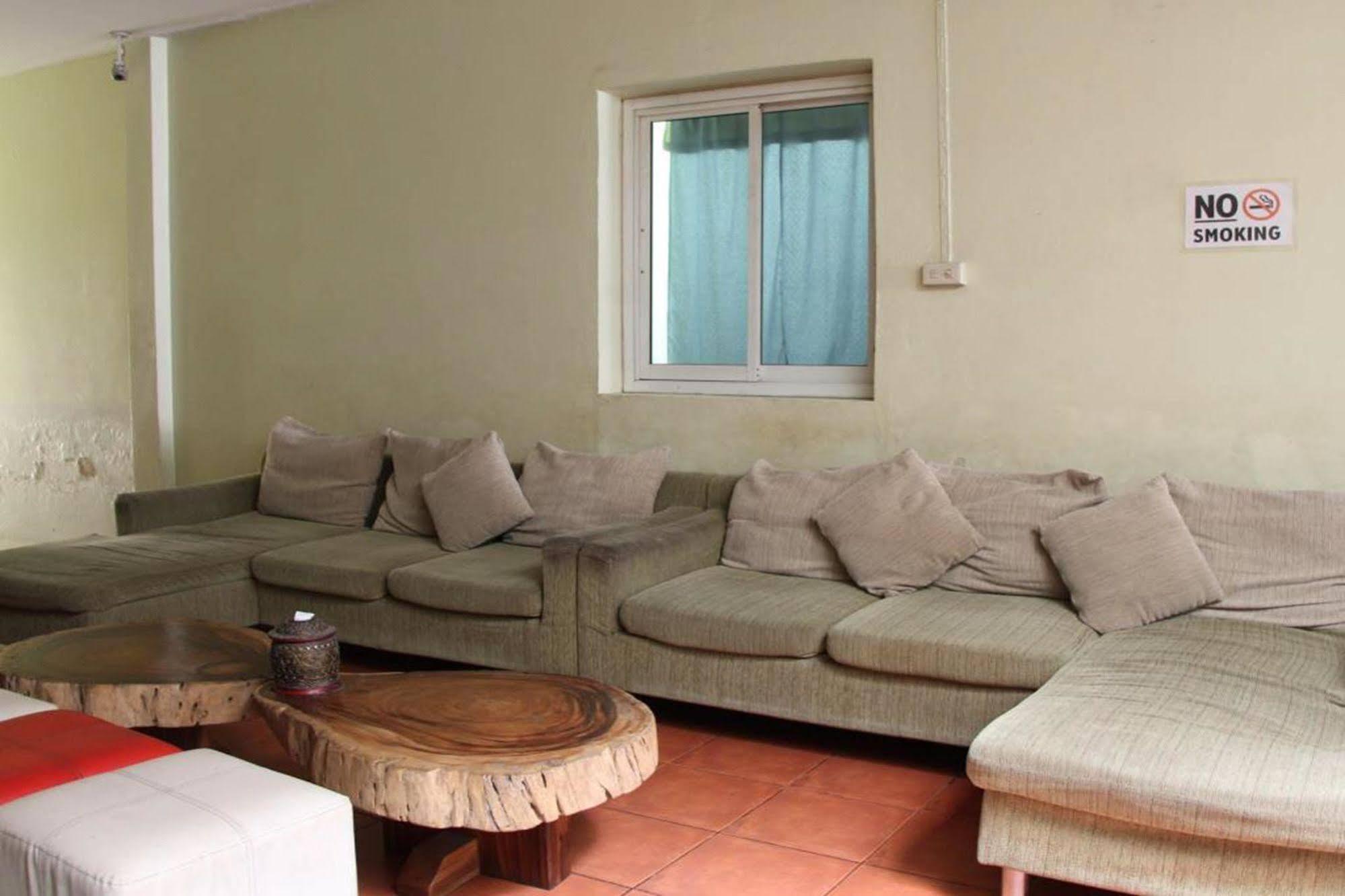 OYO 1054 Phuket Backpacker Hostel Eksteriør bilde