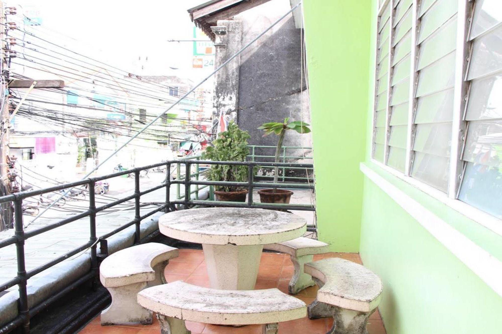 OYO 1054 Phuket Backpacker Hostel Eksteriør bilde