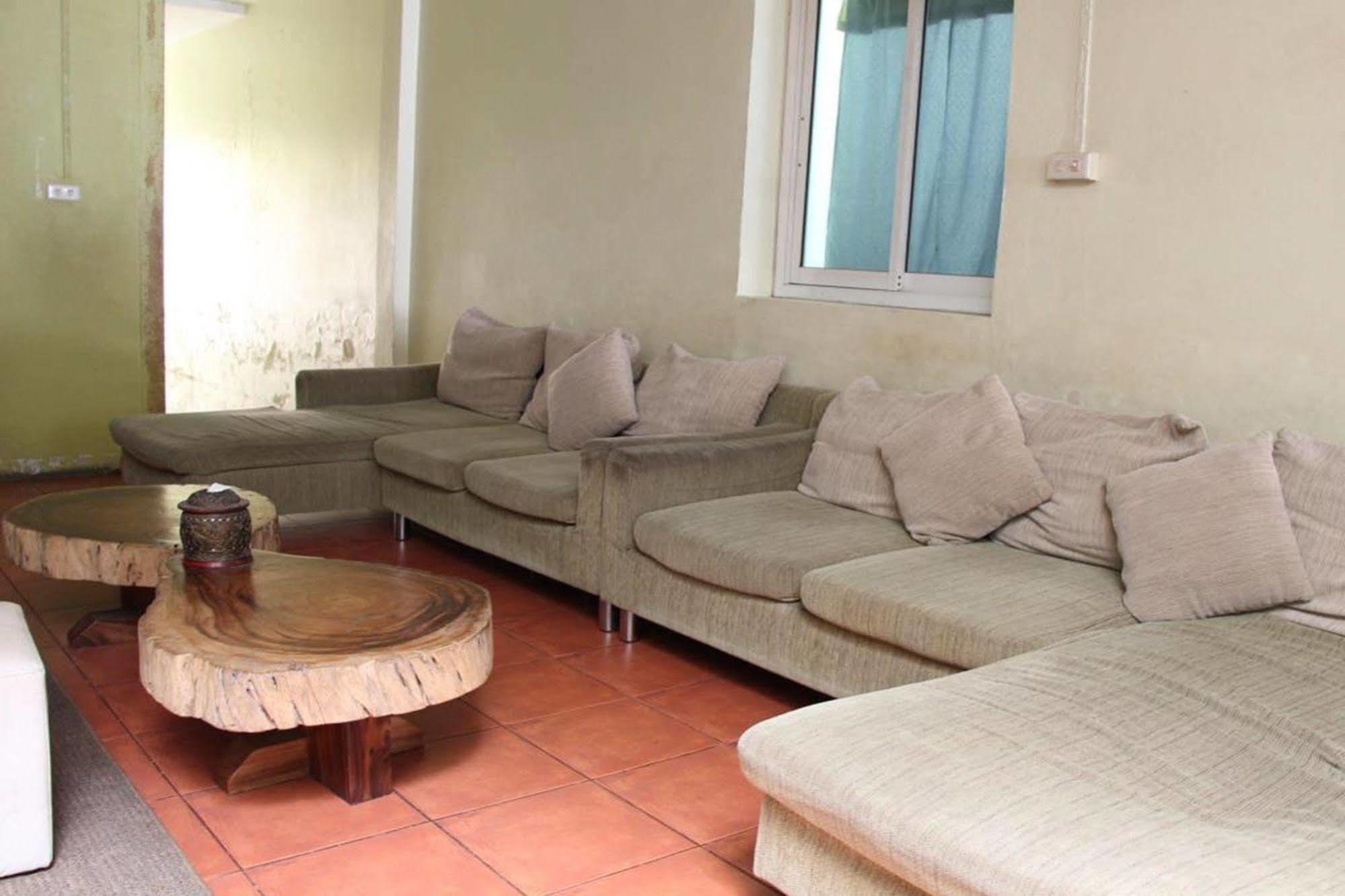 OYO 1054 Phuket Backpacker Hostel Eksteriør bilde